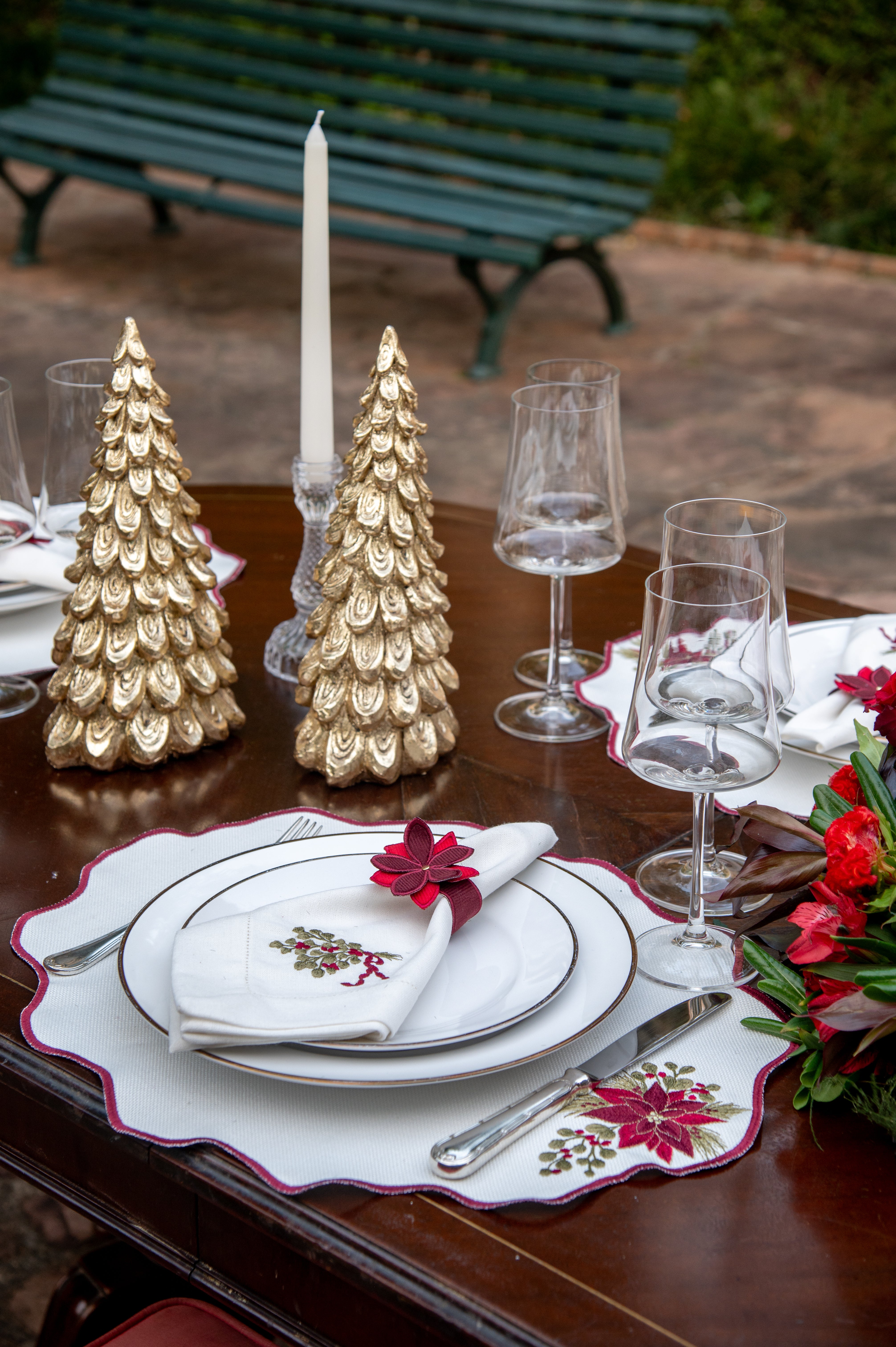 Árvore Decorativa Dourada em Resina