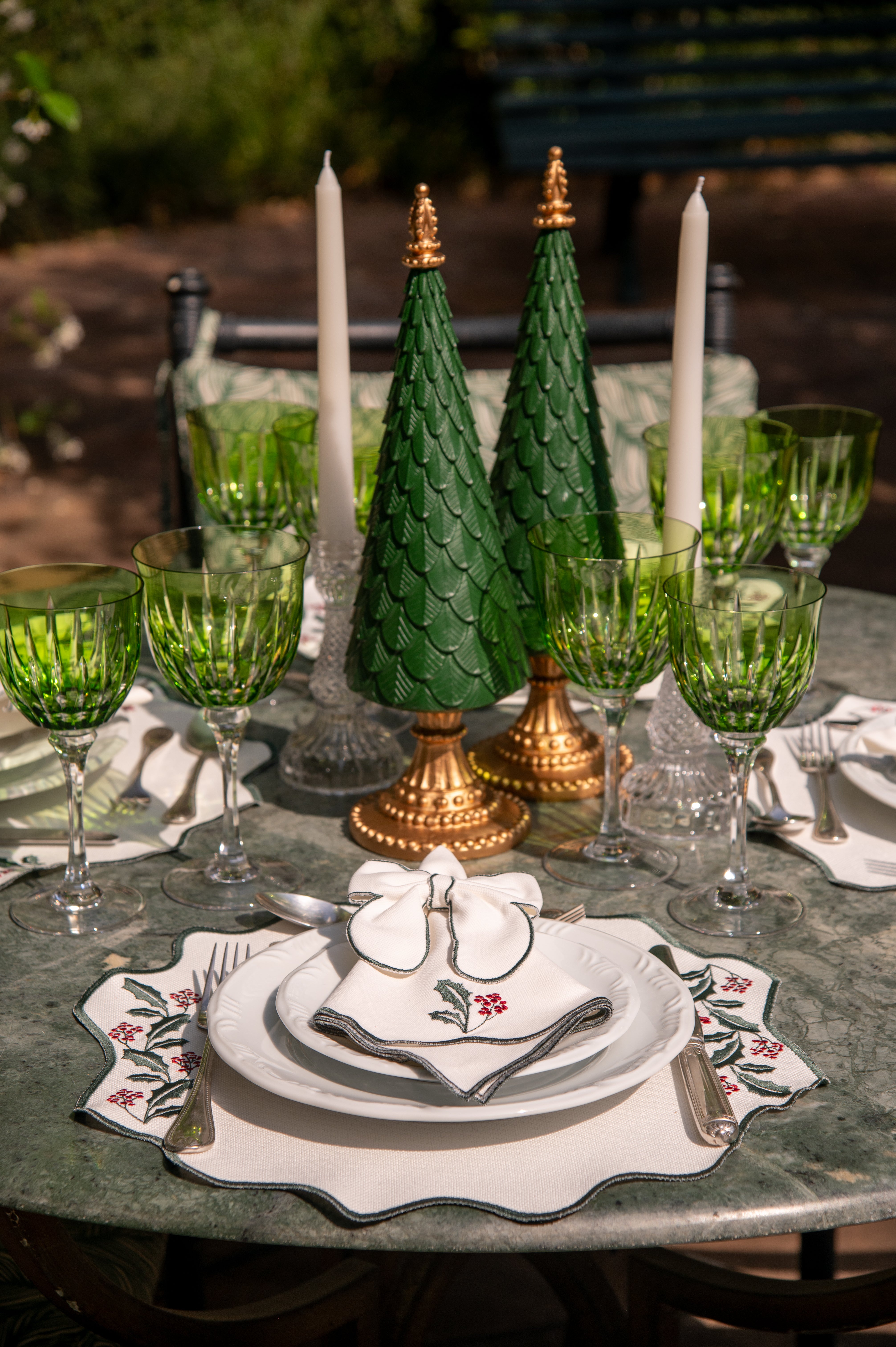 Árvore Decorativa Verde e Dourada em Resina