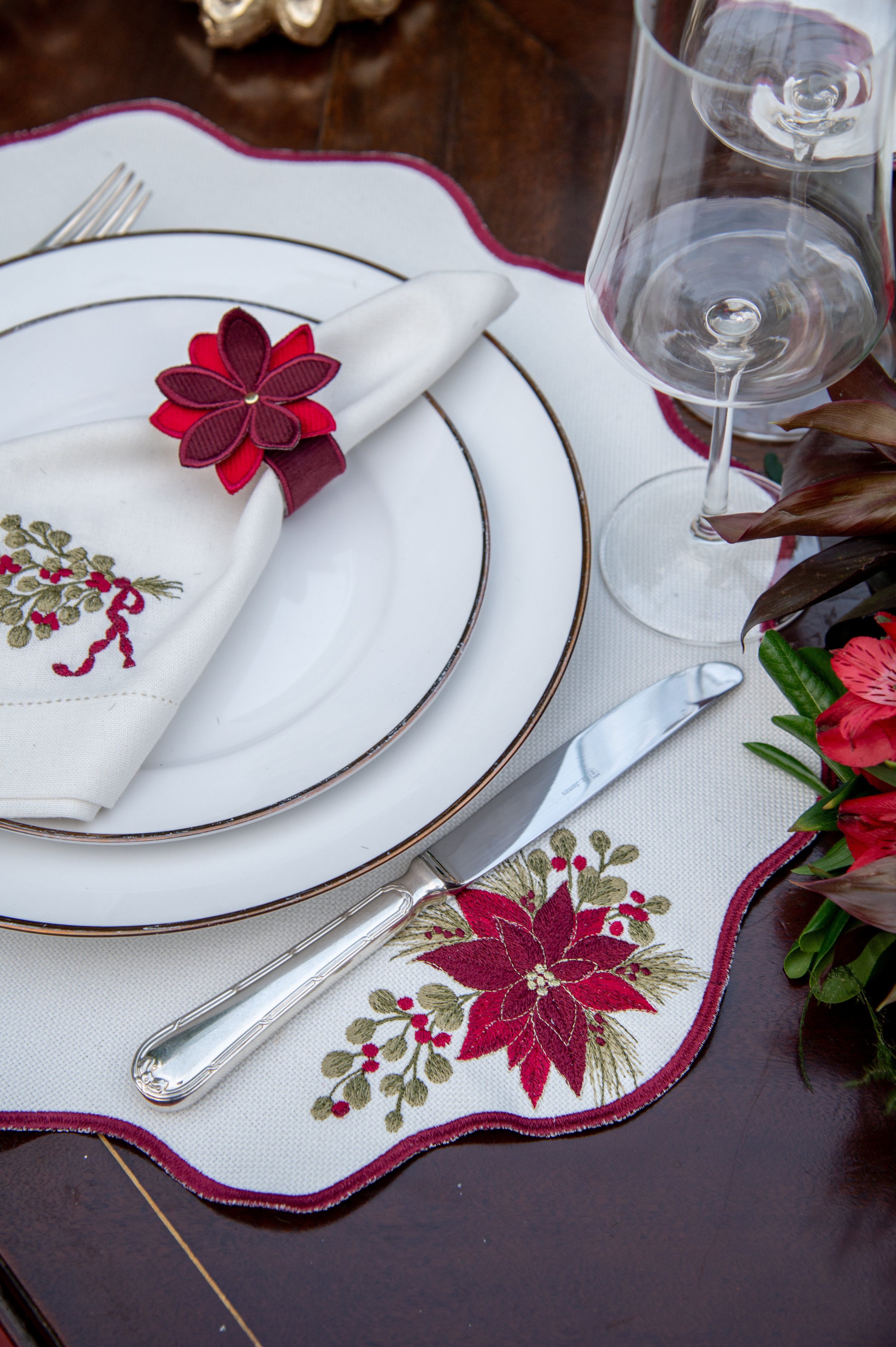 Guardanapo Natalino com Bordado de Poinsétia