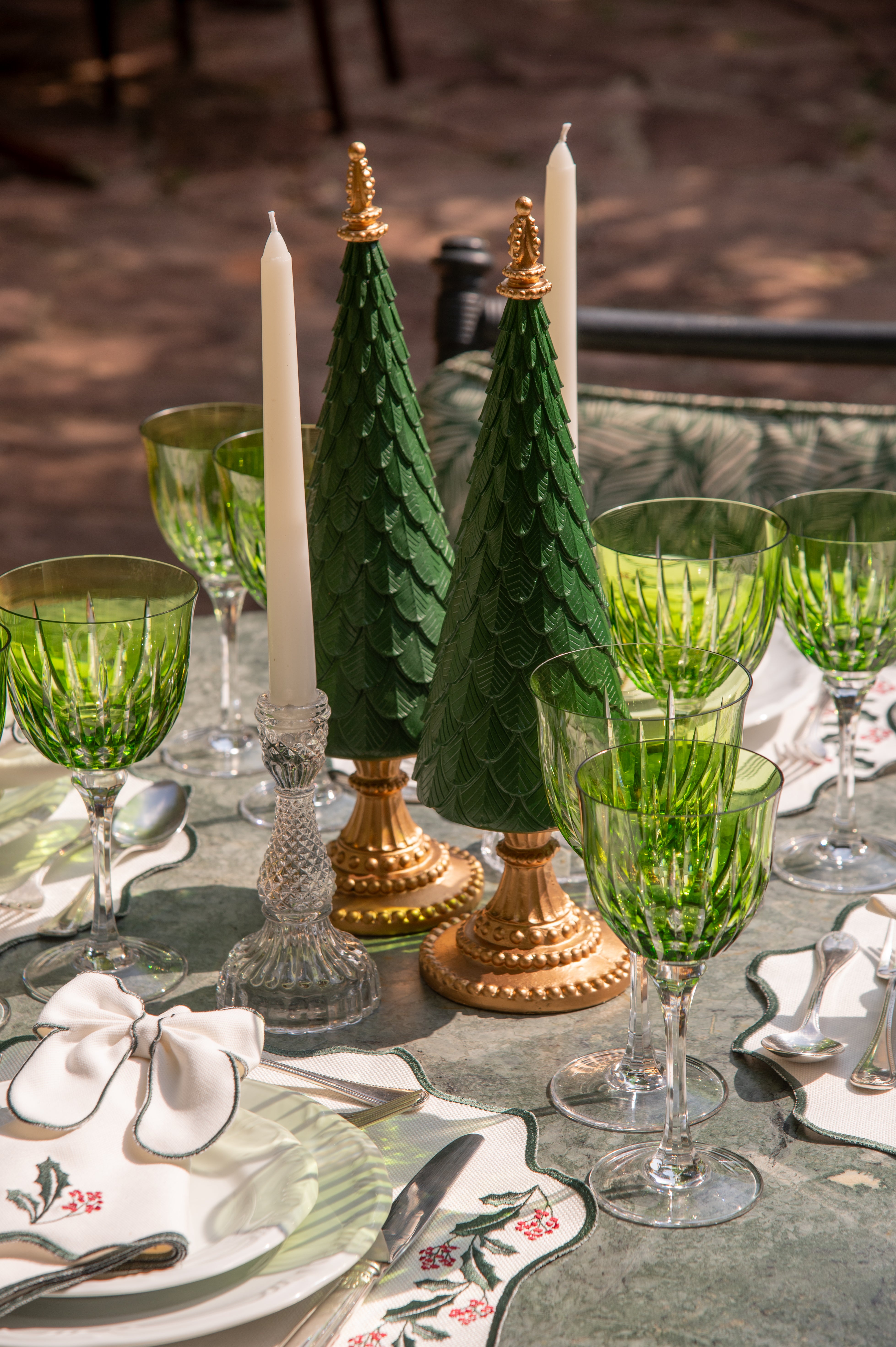 Árvore Decorativa Verde e Dourada em Resina