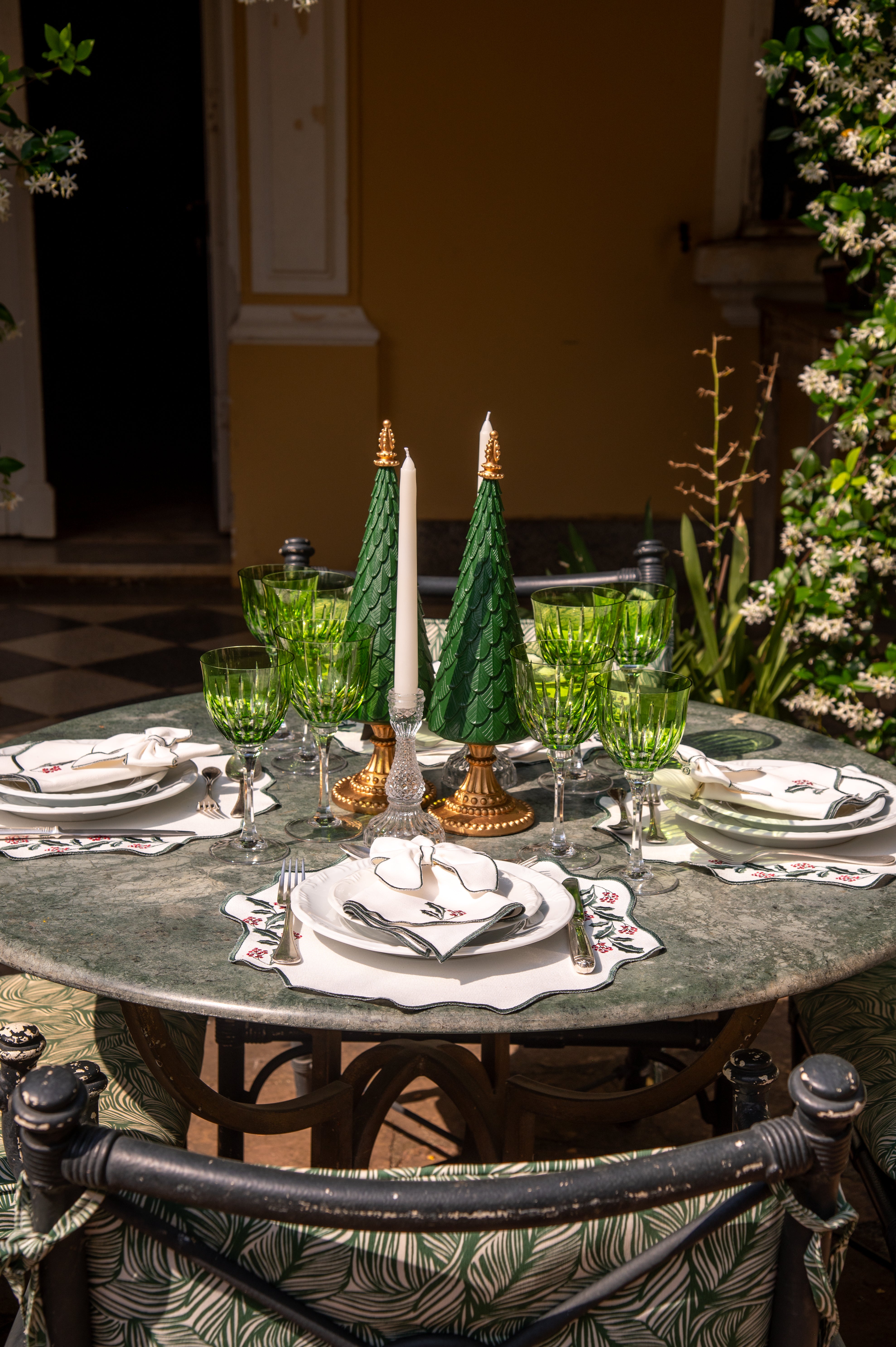 Árvore Decorativa Verde e Dourada em Resina