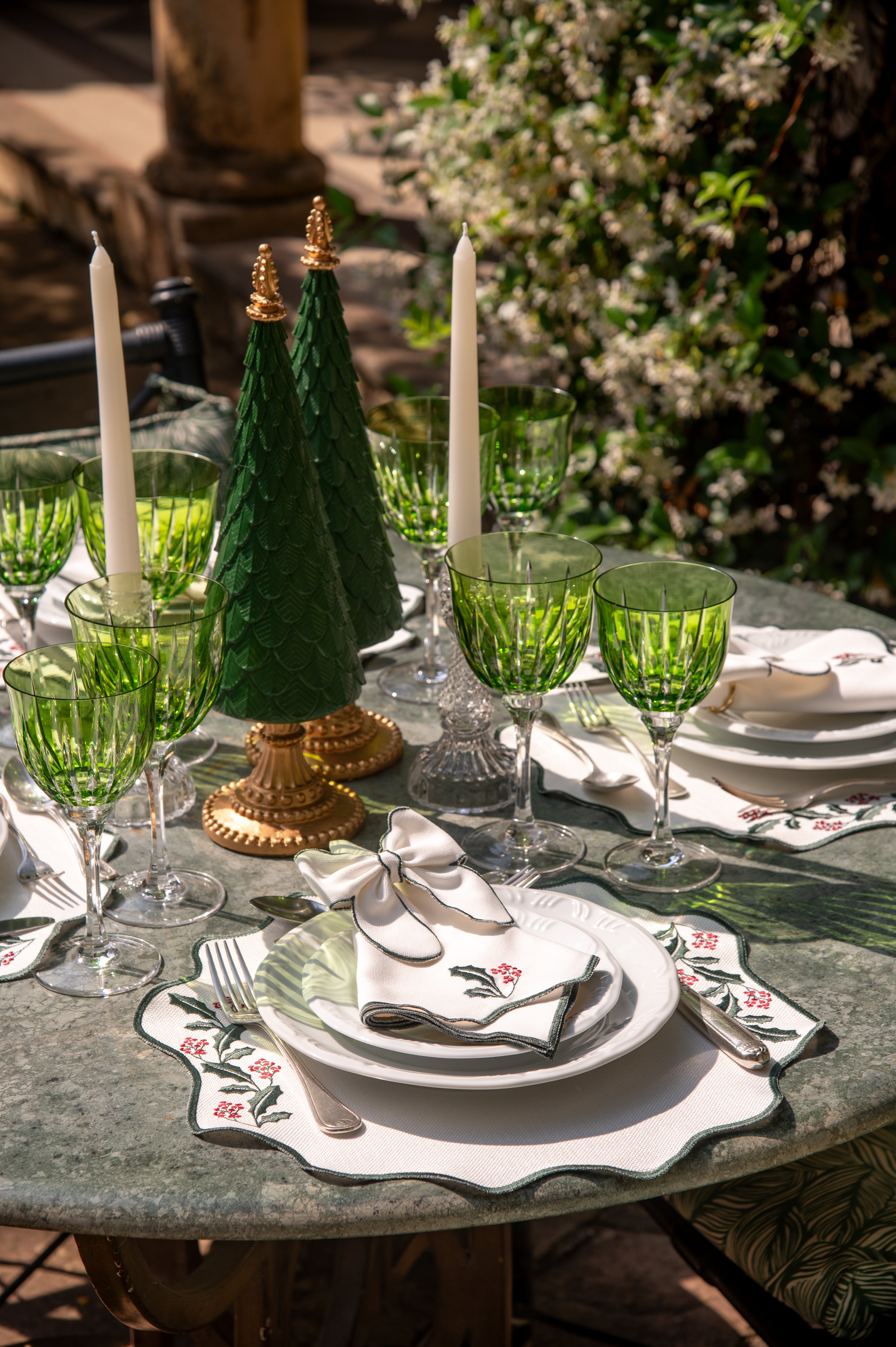 Árvore Decorativa Verde e Dourada em Resina