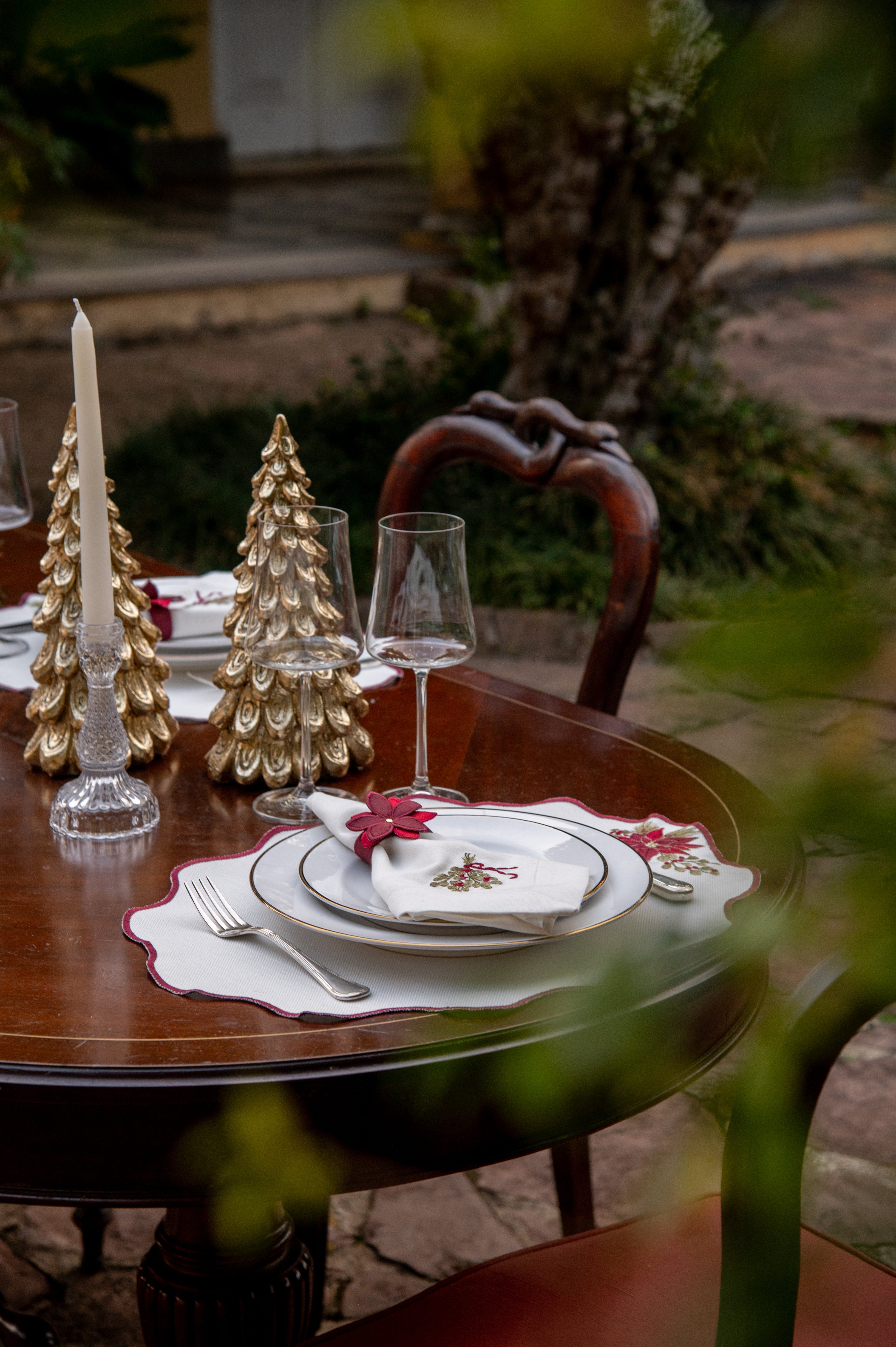 Árvore Decorativa Dourada em Resina