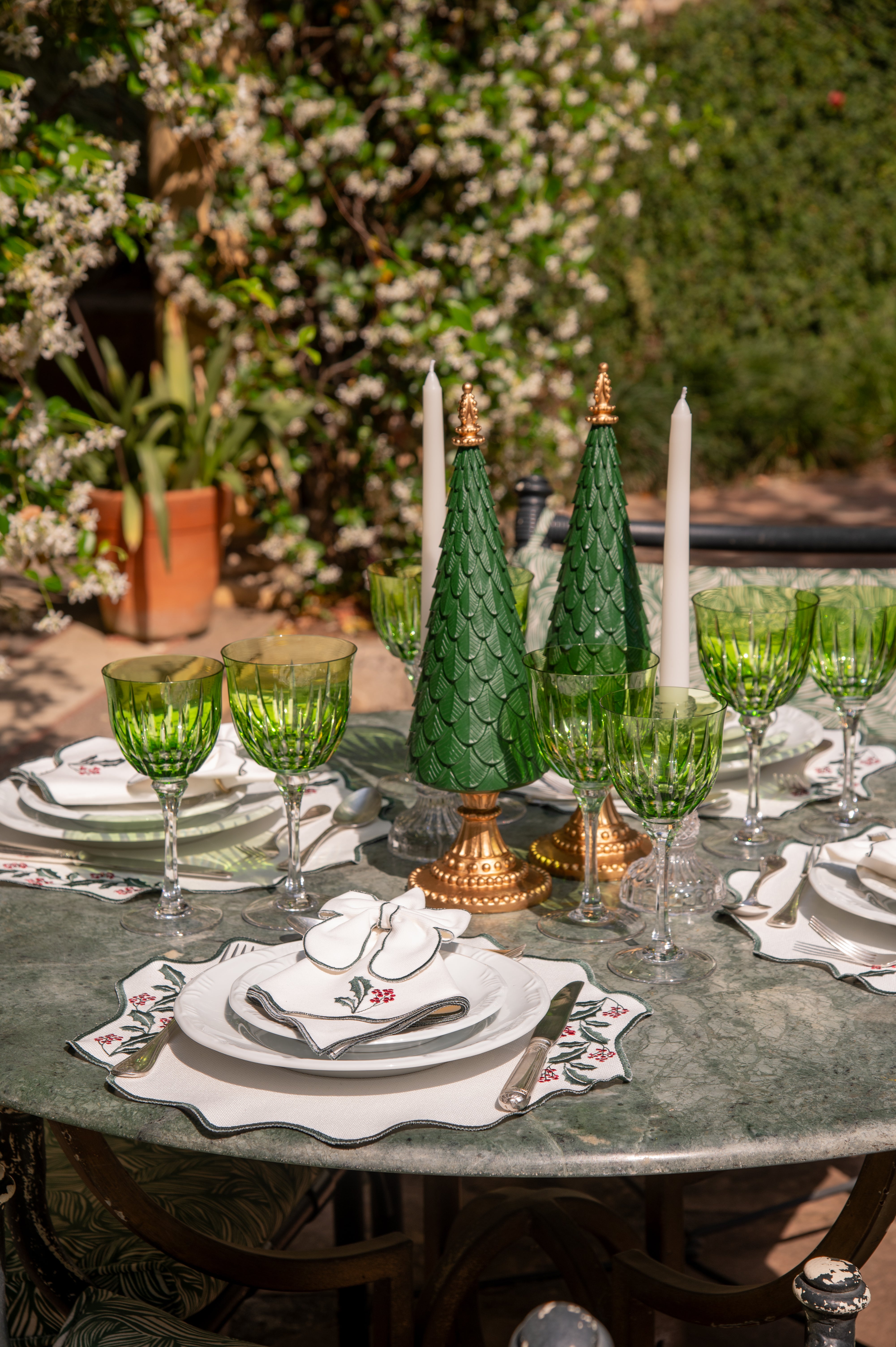 Árvore Decorativa Verde e Dourada em Resina