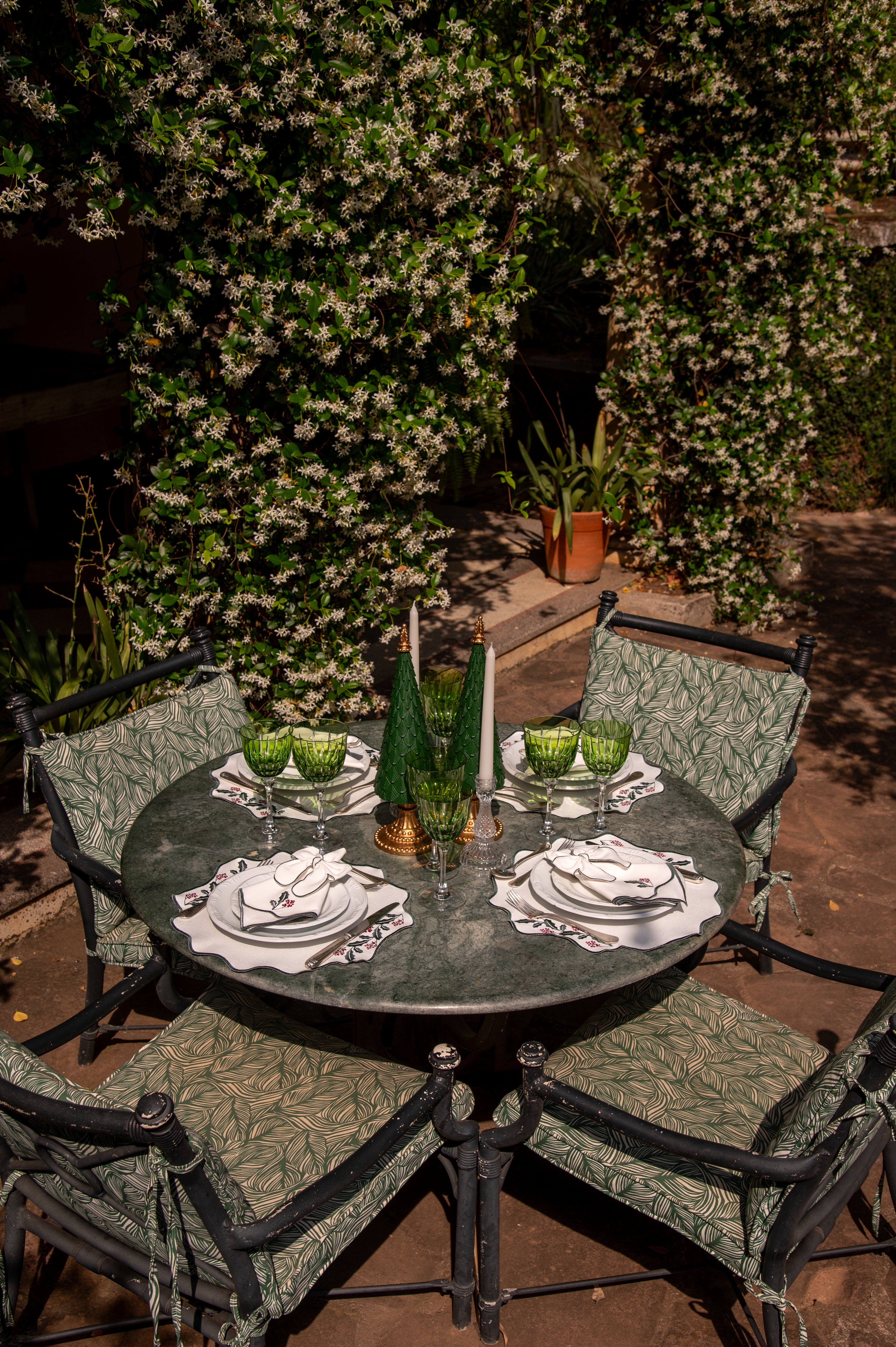 Árvore Decorativa Verde e Dourada em Resina